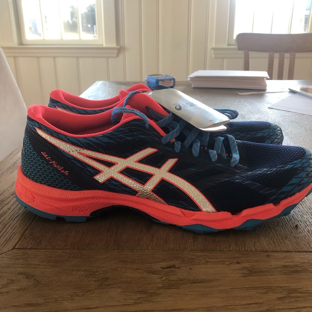 Women’s ASICS GEL FUJILYTE 9.5 Brand new never worn!! Best running shoe